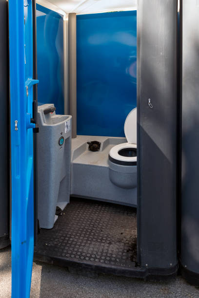 Porta potty delivery and setup in Cambridge, NE